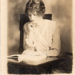 Mulher na mesa lendo foto vintage. Digital, Download, cartão postal, coisas efêmeras, sépia, senhora, instantâneo, transferência, vitoriano, livro, leitura, 13/ps/eau