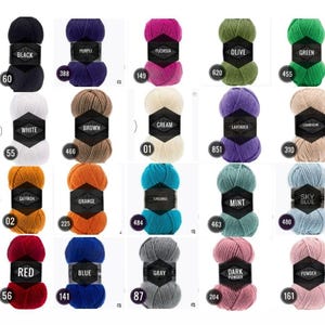 Pode incluir: Uma cole&ccedil;&atilde;o de 18 novelos de l&atilde; em v&aacute;rias cores, incluindo preto, branco, vermelho, azul, verde, marrom, laranja, roxo, rosa, cinza, creme, lavanda, turquesa, menta, azul celeste e oliva. Cada novelo tem um n&uacute;mero e um nome de cor impresso em um r&oacute;tulo.