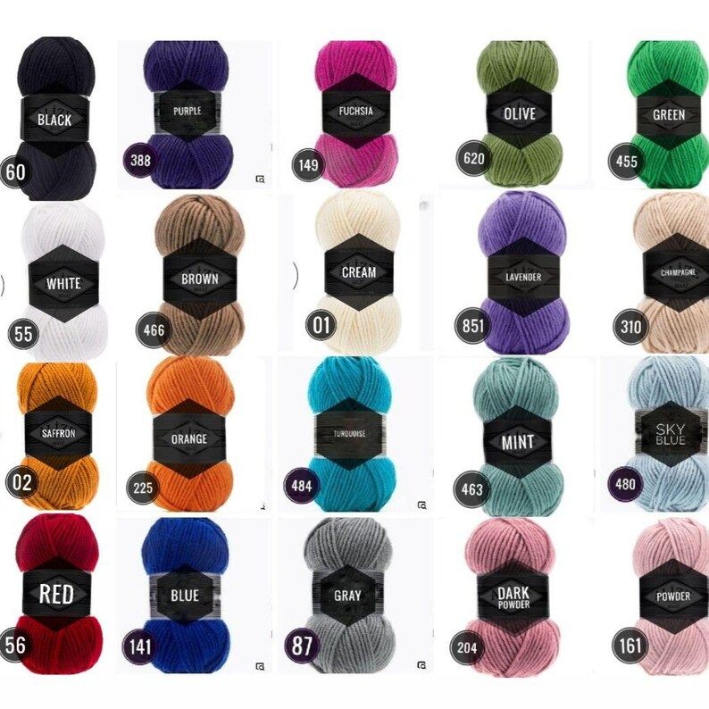 Pode incluir: Uma cole&ccedil;&atilde;o de 18 novelos de l&atilde; em v&aacute;rias cores, incluindo preto, branco, vermelho, azul, verde, marrom, laranja, roxo, rosa, cinza, creme, lavanda, turquesa, menta, azul celeste e oliva. Cada novelo tem um n&uacute;mero e um nome de cor impresso em um r&oacute;tulo.