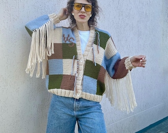 Cárdigan personalizado de patchwork con flecos, cárdigan de punto con bloques de color hecho a mano y flecos, suéter extragrande de estilo western.