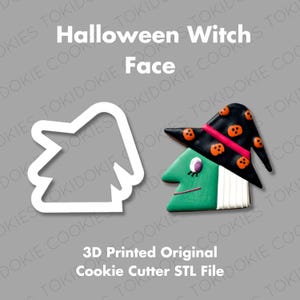 Puede incluir: Un cortador de galletas de plástico blanco con forma de cara de bruja junto a una galleta decorada de una bruja de cara verde con sombrero negro, calabazas naranjas y banda rosa. El texto dice Halloween Witch Face y 3D Printed Original Cookie Cutter STL File.