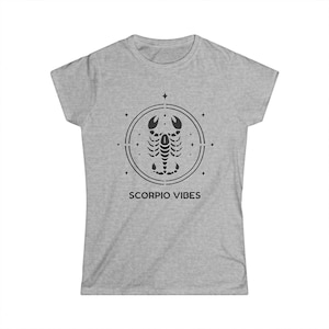 Scorpio Vibes Damen Softstyle T-Shirt | Astrologie Shirt, Sternzeichen T-Shirt, Horoskop Mode, Geschenk für Skorpion, Astrologie-Liebhaber-Kleidung