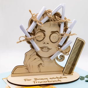 Friseur Gutschein Geldgeschenk Geschenkidee Friseurbesuch Holzaufsteller Lockenkopf Friseurin Wellness Holz Personalisierbar Spa Aufsteller