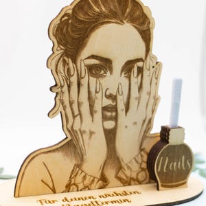 Geschenkidee Nagelstudio Nails Geldgeschenk Nageltermin Nagelgutschein Geschenkkarte  Holz Personalisiert Beauty Nägel Aufsteller Maniküre
