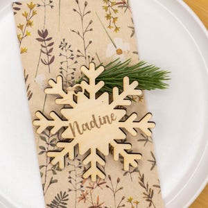 Personalisiert/Tischkarte/Baumschmuck/Schneeflocke/Holz/Lasergravur/Geschenkanhänger/Tannenzweig/Geschenkidee/Namensschild/Platzkarte/4erSet