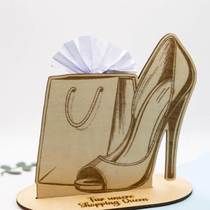 Shopping Gutschein Geschenkidee Shopping Queen Geldgeschenk Fashion Einkauf Geschenk aus Holz Personalisiert High Heel Aufsteller für sie