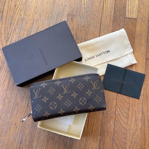 Cartera con cremallera marrón con monograma LV y herrajes dorados del diseñador LOUIS VUITTON