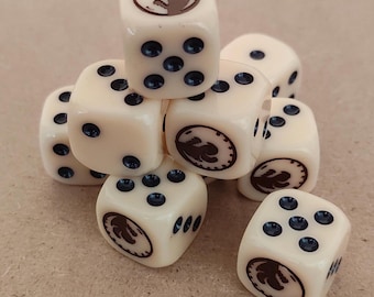 Könnte beinhalten: Eine Ansammlung elfenbeinfarbener Würfel mit dunkelblauen Augen und einem braunen Emblem auf jeder Seite. Die Würfel sind gestapelt und zeigen verschiedene Seiten. Geeignet für Brettspiele.