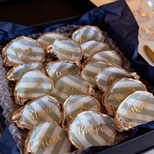 Naamkaartjes/cadeautjes in de vorm van oesterschelpen