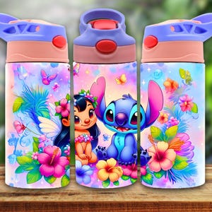 Puede incluir: Tres botellas de agua con diseños coloridos con personajes de Lilo y Stitch. Las botellas tienen una tapa azul claro y rosa con un botón rojo. Las botellas están decoradas con flores, mariposas y follaje tropical.