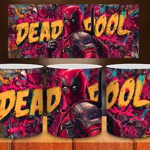 Può includere: Tazze in ceramica bianca con un design colorato raffigurante il personaggio di Deadpool. Le tazze hanno uno sfondo vibrante con le parole "DEADPOOL" in giallo. Il design include un ritratto di Deadpool nel suo costume rosso e nero.