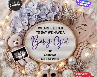 Könnte beinhalten: Baby-Ankündigung mit einer Buchstaben-Tafel mit der Aufschrift "Wir freuen uns, Ihnen mitteilen zu können, dass wir ein Baby Girl bekommen" und "Ankunft August 2025". Das Bild enthält einen Teddybären, Ultraschallbild, Babyschuhe und einen Strampler mit dem Namen "Manuela".