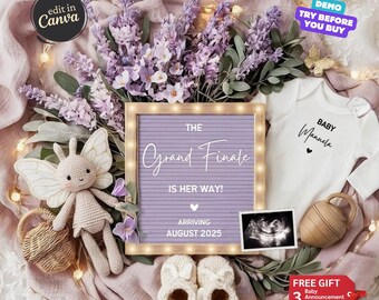 Könnte beinhalten: Baby-Ankündigung mit einer lila Buchstaben-Tafel mit der Aufschrift "The Grand Finale Is Her Way! Arriving August 2025." Ein weißer Body mit "Baby Manuela" liegt neben einem Ultraschallbild, einer Häkelpuppe und Babyschuhen. Das Bild enthält Lavendelblüten.