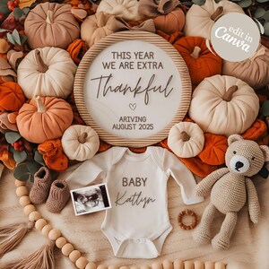Anuncio digital de embarazo de Acción de Gracias, anuncio de bebé en redes sociales con tablero de letras editable de otoño, revelación de bebé niño niña de género neutro
