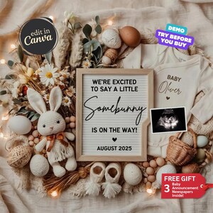 Puede incluir: Un tablero de letras blanco con el texto "We're excited to say a little Somebunny is on the way! August 2025". El tablero de letras está rodeado de una variedad de decoraciones de temática de Pascua, incluyendo un conejito de crochet, huevos y flores.