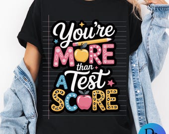 Eres más que una calificación de prueba. Maestro de PNG aprecia el diseño. Gráfico de útiles escolares para el día de la prueba. Pruebas estatales. Aula colorida.