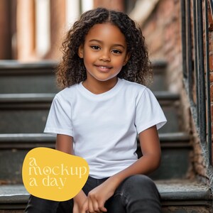 Maqueta de camiseta Bella Canvas 3001T para niña negra / Maqueta de camiseta para niña negra / Afroamericana / Maqueta de camiseta Bella Canvas para niña negra / Estilo de vida infantil