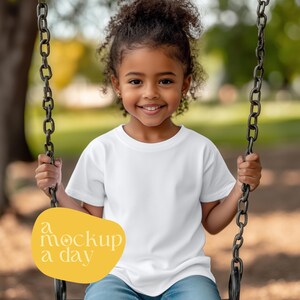 Maqueta de camiseta Bella Canvas 3001T para niña negra / Maqueta de camiseta para niña negra / Maqueta de camisetas de verano / Maqueta de camisa para niño pequeño / Maqueta de estilo de vida para niña