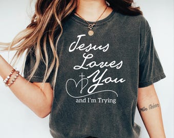 Camiseta "Jesús te ama y estoy intentándolo", divertida camiseta cristiana, regalo de fe sarcástico.