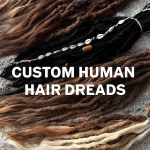 Puede incluir: Una variedad de rastas personalizadas de cabello humano en tonos marrones, negros y rubios. Algunas rastas están adornadas con cuentas y conchas. El texto "CUSTOM HUMAN HAIR DREADS" se muestra en blanco.