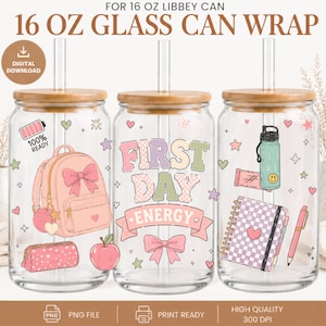 Peut inclure: Trois verres de 473 ml avec couvercles en bambou et pailles, ornés de motifs scolaires incluant un sac à dos rose, une trousse, une pomme, un carnet à carreaux, une gourde et le texte FIRST DAY ENERGY dans des tons pastel.