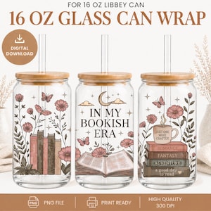 May include: Three 473 ml glass cans with bamboo lids and glass straws, featuring floral, butterfly, and book illustrations. The text reads IN MY BOOKISH ERA, JUST ONE MORE CHAPTER, ROMANCE, FANTASY, ADVENTURE, and a good day to read.