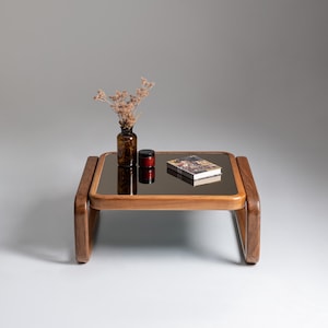 Massief walnotenhouten salontafel met gehard glas, moderne houten tafel uit het midden van de eeuw, handgemaakt minimalistisch meubilair, groot uniek huiscadeau