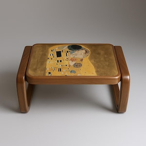 Handgefertigter Couchtisch aus Nussbaum mit künstlerisch bedruckter Oberfläche | Mid-Century Modern Holztisch
