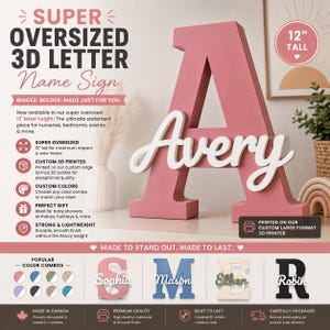 Puede incluir: Una letra A grande de color rosa impresa en 3D con el nombre Avery en letras blancas cursivas adheridas al frente. El letrero mide 30,48 cm de altura. La imagen incluye texto que describe el producto como un letrero personalizado en 3D.