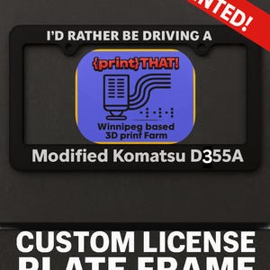 Puede incluir: Marco de matr&iacute;cula negro personalizado con texto blanco que dice "I'D RATHER BE DRIVING A" y "Modified Komatsu D355A". El marco tiene un gr&aacute;fico azul y amarillo con el texto "{print}THAT!" y "Winnipeg based 3D print Farm".