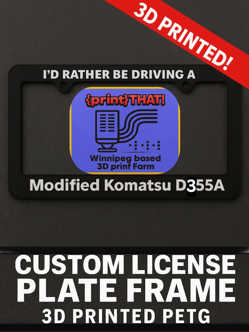 Puede incluir: Marco de matr&iacute;cula negro personalizado con texto blanco que dice "I'D RATHER BE DRIVING A" y "Modified Komatsu D355A". El marco tiene un gr&aacute;fico azul y amarillo con el texto "{print}THAT!" y "Winnipeg based 3D print Farm".