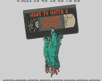 Pode incluir: Um design bordado apresenta uma mão verde de zumbi segurando uma fita VHS. A fita diz "WANT TO WATCH A SCARY MOVIE?" em vermelho e laranja. O design está disponível em seis tamanhos, variando de 9,65 cm a 22,35 cm de largura.