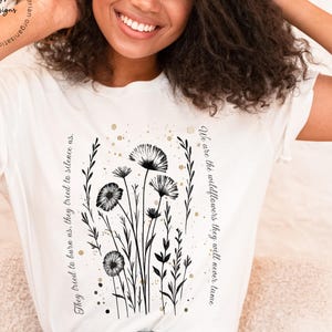Sie verbrannten Frauen-Wildblumen-Protest-T-Stück, feministische Anti-Trumpf-Widerstandskleidung, subtile Rebellionsspitze, weibliches politisches Empowerment-Shirt