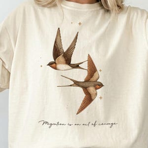 A migração é um ato de coragem. Camiseta Comfort Colors, camiseta vintage com estampa de andorinha, camiseta política pró-imigração.