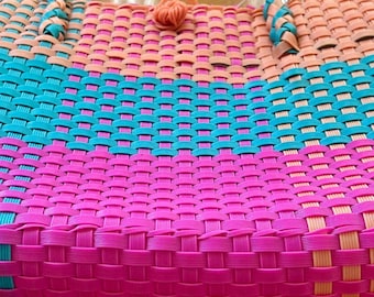 Geweven plastic draagtas van stro: perzikkleurige, roze en blauwgroene tropische strandtas