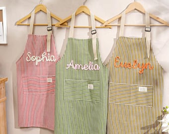 パーソナライズされた手刺繍のエプロン、ポケット付きのカスタムクッキングエプロン、名前入りのキッチンエプロン、料理のギフト、お母さんへのギフト、彼女へのギフト