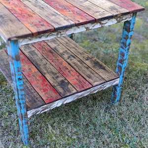 Reclaimed Pallet Wood Coffee Table: Rustic Vintage Style