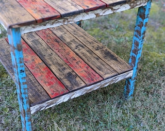 Reclaimed Pallet Wood Coffee Table: Rustic Vintage Style