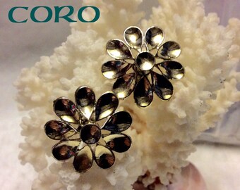 Vintage 1950's Coro gold metal daisies clip on earrings.