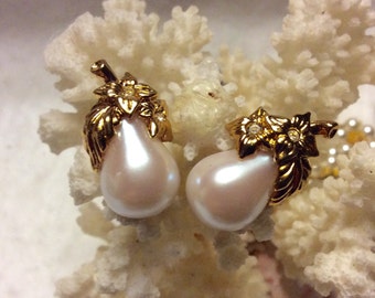 Vintage Avon pearl pear rhinestones pierced earrings.