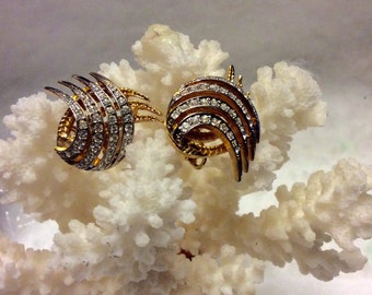 Vintage hurricane clear rhinesotnes anad gold metal clip on earrings.
