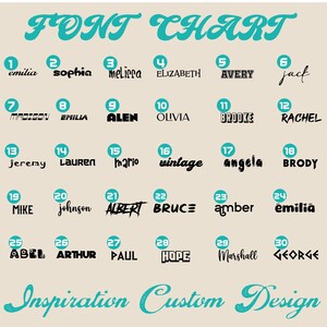 K&ouml;nnte beinhalten: Eine Schriftartentabelle mit 30 verschiedenen Schriftarten, jeweils mit einer Nummer und einem Namen versehen. Der Text "FONT CHART" und "Inspiration Custom Design" ist in t&uuml;rkisfarbener Schrift auf beigem Hintergrund.