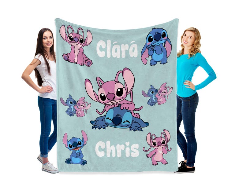 K&ouml;nnte beinhalten: Eine hellblaue Decke mit den Zeichentrickfiguren Stitch und Angel in verschiedenen Posen. Auf der Decke stehen die Namen "Clar&aacute;" und "Chris". Die Decke wird von zwei Personen gehalten.