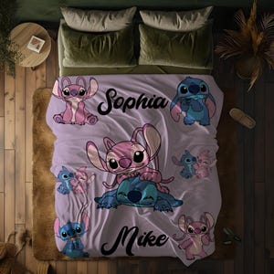 K&ouml;nnte beinhalten: Eine lavendelfarbene Bettdecke mit den Zeichentrickfiguren Stitch und Angel. Die Namen "Sophia" und "Mike" sind auf die Bettdecke geschrieben. Das Design umfasst mehrere Bilder der Charaktere in verschiedenen Posen.