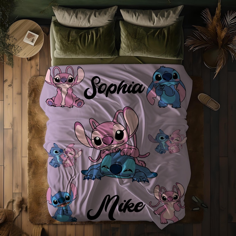 K&ouml;nnte beinhalten: Eine lavendelfarbene Bettdecke mit den Zeichentrickfiguren Stitch und Angel. Die Namen "Sophia" und "Mike" sind auf die Bettdecke geschrieben. Das Design umfasst mehrere Bilder der Charaktere in verschiedenen Posen.