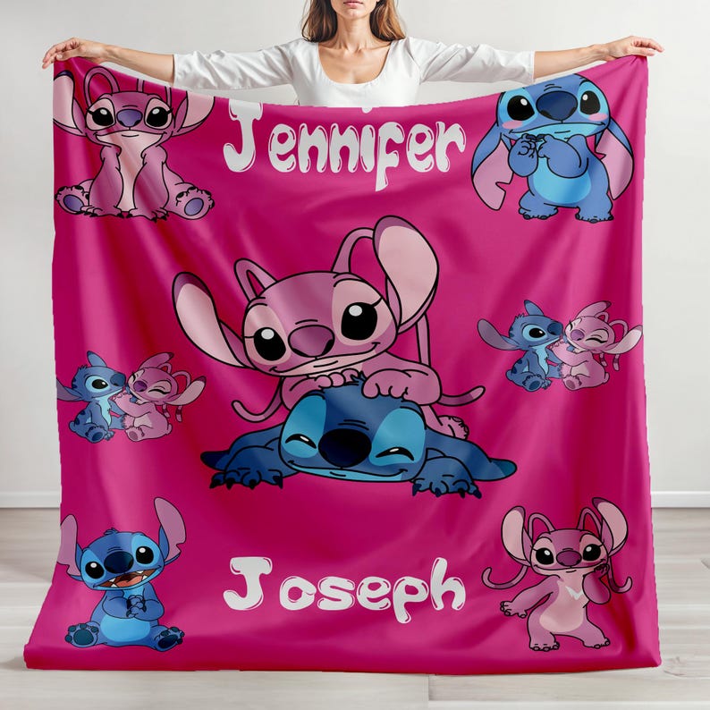 K&ouml;nnte beinhalten: Eine magenta Decke mit den Zeichentrickfiguren Stitch und Angel. Die Decke tr&auml;gt die Namen "Jennifer" und "Joseph" in wei&szlig;er Schrift. Verschiedene Bilder von Stitch und Angel sind &uuml;ber die Decke verteilt.