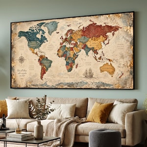 Op de afbeelding: Een groot rechthoekig wandkunstwerk met een wereldkaart in vintage-stijl met een verweerde, verouderde textuur. De kaart toont continenten in gedempte tinten blauw, rood, geel en groen, met een kompasroos, een zeilschip en de tekst "Not all those who wander are lost" aan de linkerkant.