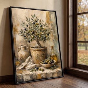 Könnte beinhalten: Ein gerahmtes Ölgemälde mit einem Olivenbaum in einem strukturierten Keramiktopf, einer hohen Amphore, einer Glasflasche mit Olivenöl und einer Schale mit Oliven. Das Kunstwerk verwendet eine Palette aus erdigen Braun-, Creme- und Grüntönen.