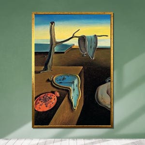 Puede incluir: Una pintura surrealista que representa un reloj derritiéndose colgado de una rama de árbol. El reloj es azul y blanco con números romanos. El fondo es un cielo azul claro con un paisaje marrón.