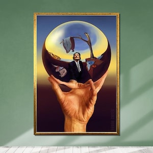 Puede incluir: Una impresión enmarcada de una obra de arte surrealista. Representa a un hombre con traje dentro de una esfera transparente, sostenida por una mano. La obra tiene un marco dorado y representa relojes derritiéndose y un paisaje desértico.